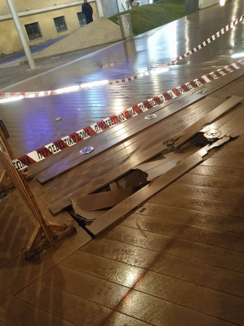 Σοβαρές φθορές στο δάπεδο της πλατείας καπνεργάτη στην Καβάλα