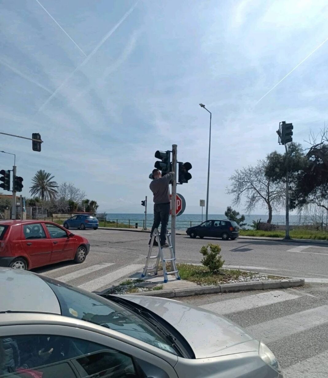 Συντήρηση και αποκατάσταση ζημιών σε φωτεινούς σηματοδότες της πολης