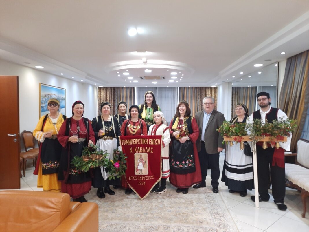 Κάλαντα του Λαζάρου σήμερα στην Καβάλα: η Πανηπειρωτική Ένωση έψαλε στον Αντιπεριφερειάρχη Θεόδωρο Μαρκόπουλο