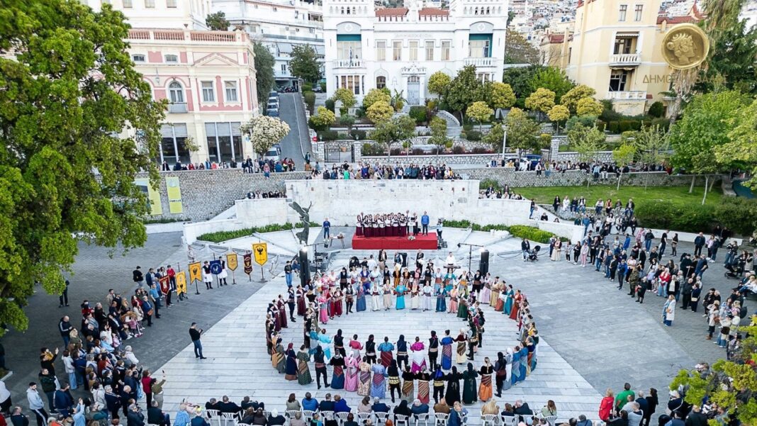 Ποντιακοί χοροί και απόδοση παραδοσιακών τραγουδιών προς τιμήν της προστάτιδος του Ποντιακού Ελληνισμού Παναγίας Σουμελά στον Δημοτικό Κήπο