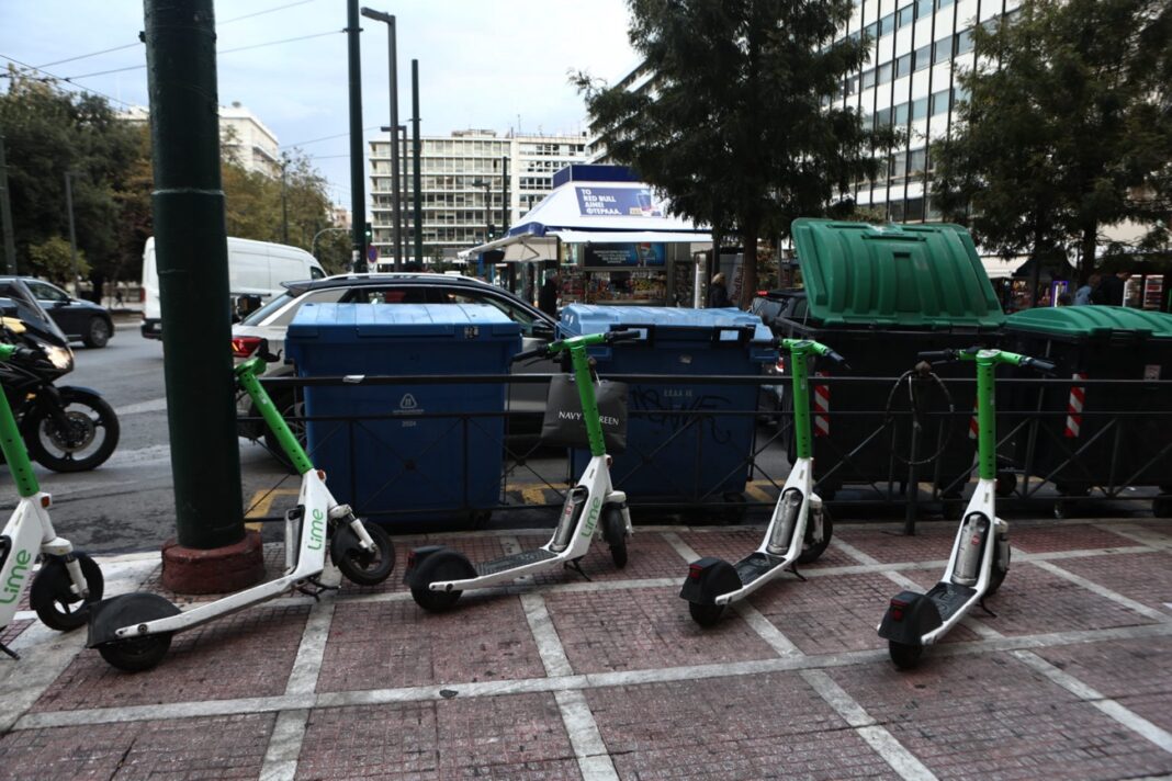 Ο Χρυσοχοΐδης προανήγγειλε ρύθμιση για τα πατίνια – «Προσωπικά θα ήθελα να απαγορευτούν»