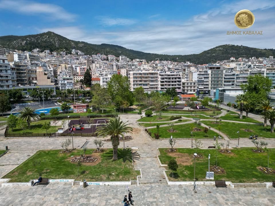 Φύτευση μεγάλων δέντρων και τοποθέτηση φυτών στο πάρκο Φαλήρου