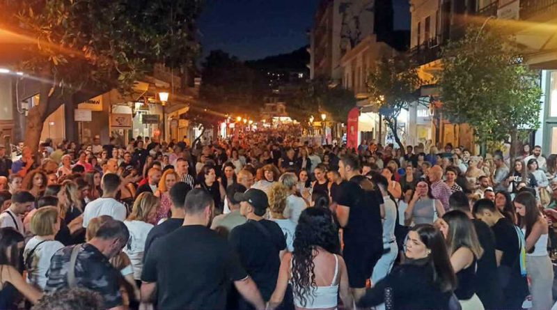 Πλημμύρισε από κόσμο η Λευκή Νύχτα στην Καβάλα