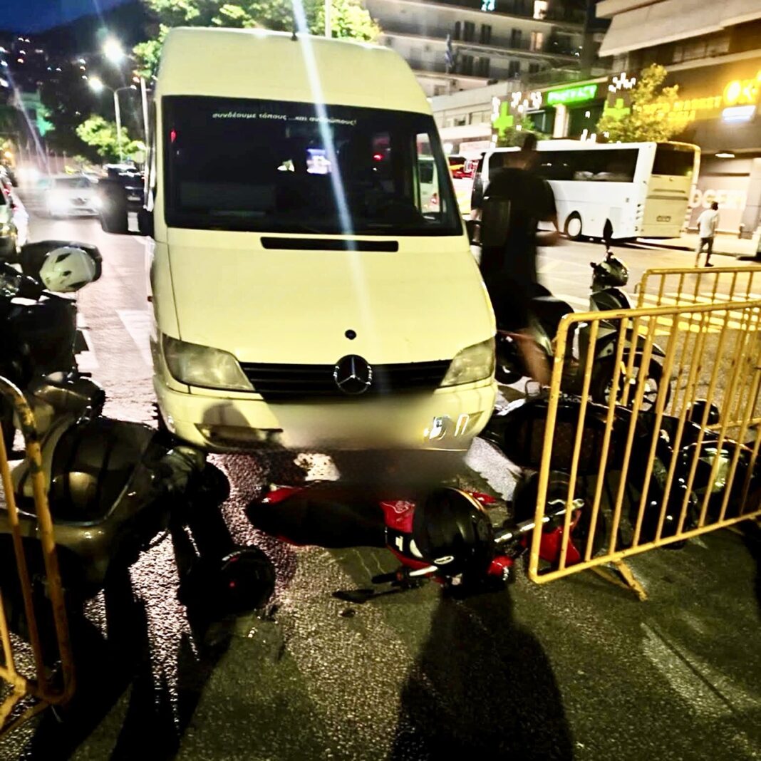 Λεωφορείο κύλησε χωρίς οδηγό στην παραλία της Καβάλας – Έπεσε πάνω σε σταθμευμένες μοτοσικλέτες