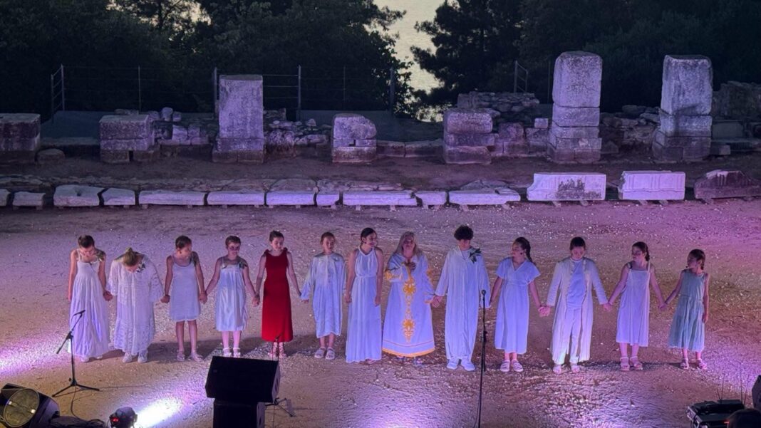 Το Αρχαίο Θέατρο Θάσου γέμισε ζωή από τους νέους του νησιού – Συγχαρητήρια και ευχαριστίες μετά τη συγκινητική παράσταση