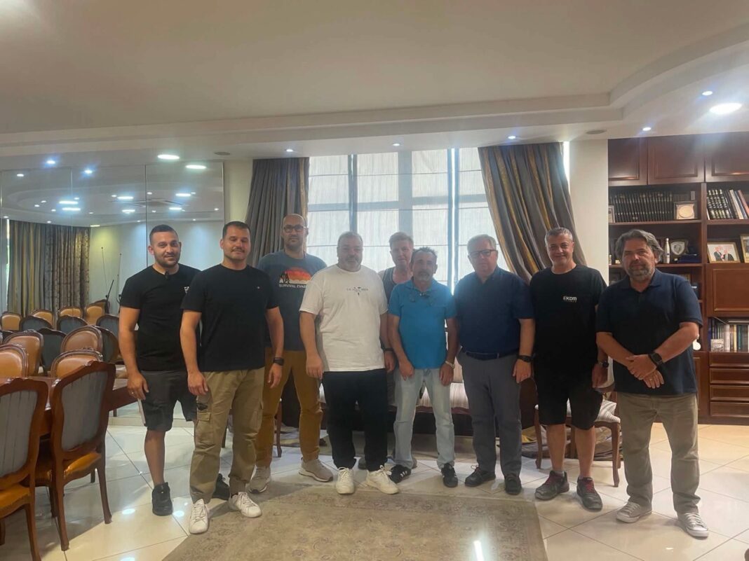 Παράδοση του υπομνήματος της Πανελλήνιας Ομοσπονδίας Βιοτεχνικών Σωματείων Κατεργασίας Ξύλου (ΠΟΒΣΚΞ) στον Αντιπεριφερειάρχη Καβάλας