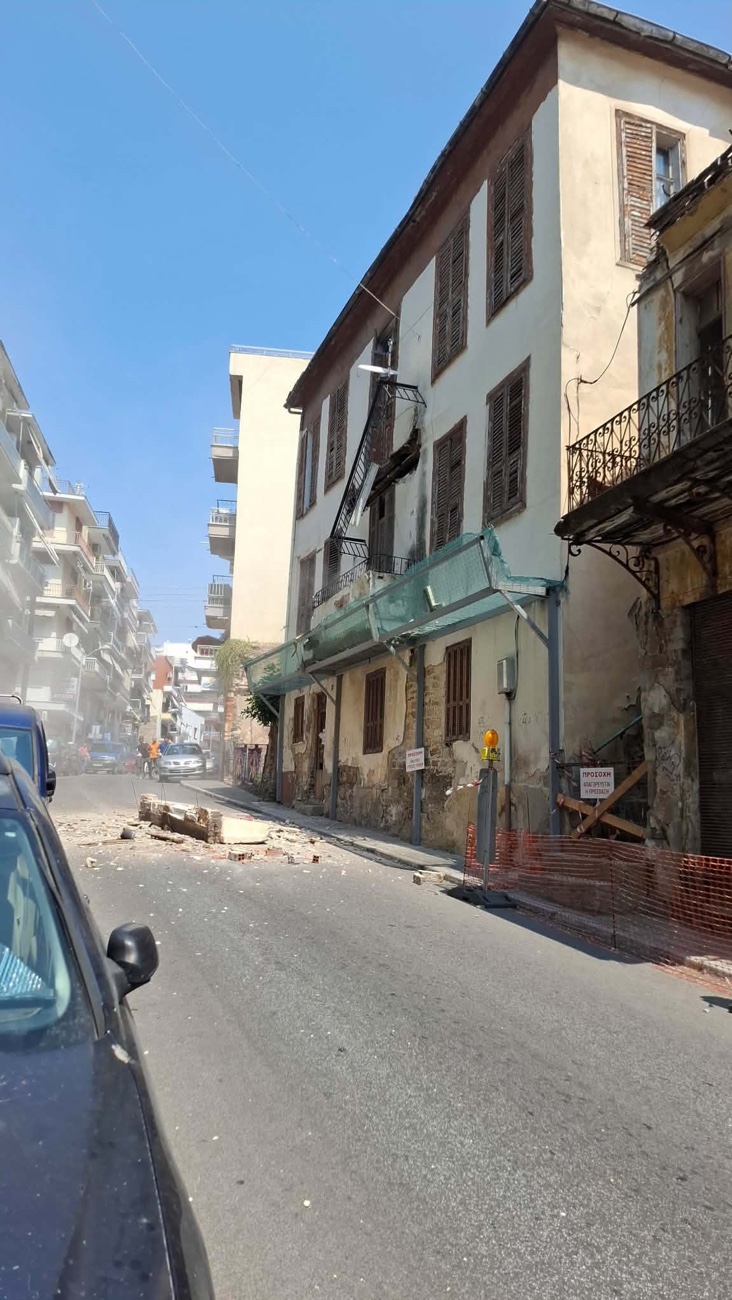 Κατέρρευσε μπαλκόνι στη Γαλλικής Δημοκρατίας – Από θαύμα δεν υπήρξαν τραυματισμοί