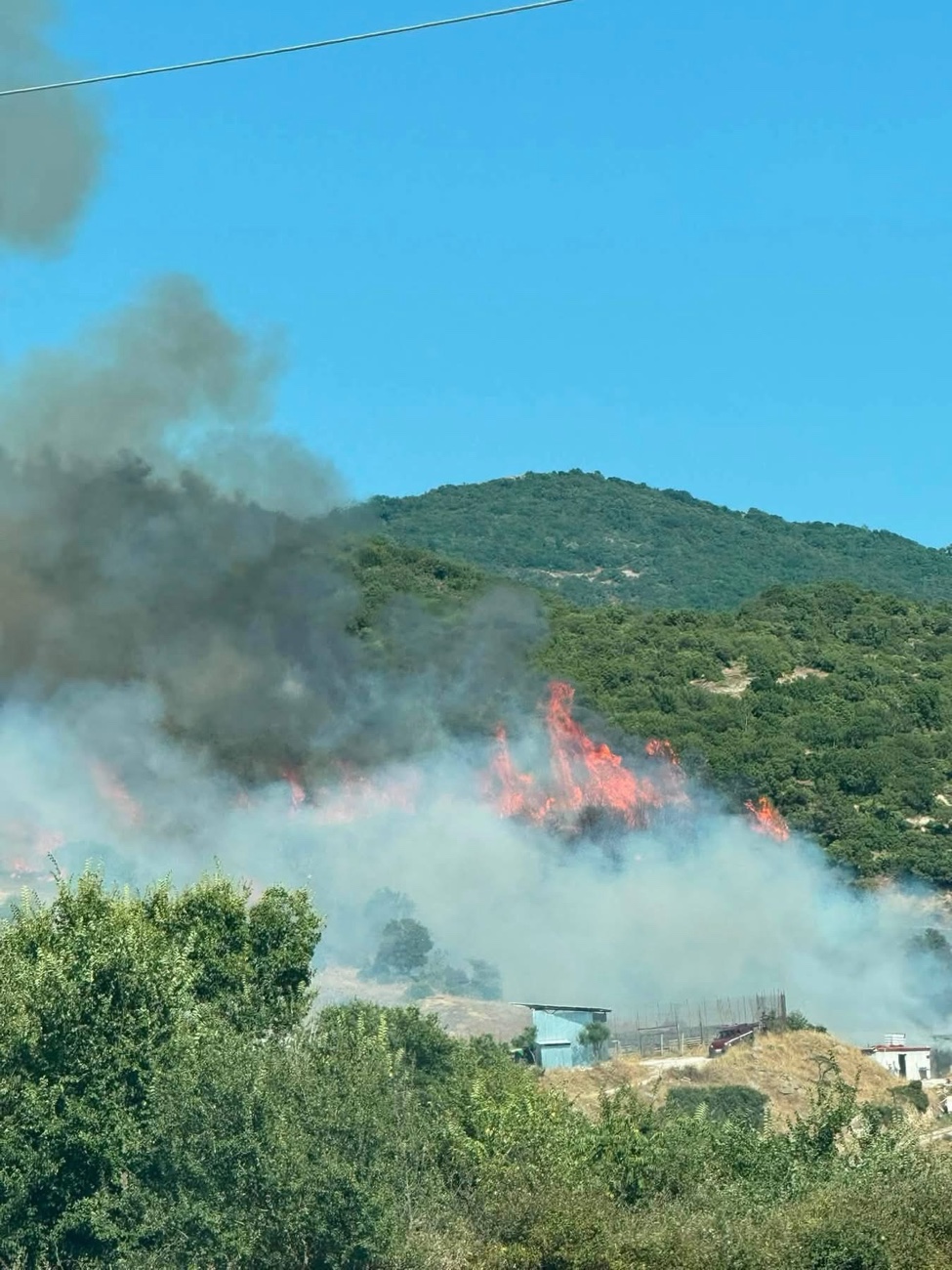 Φωτιά στο Κοκκινόχωμα- Επιχειρούν και εναέρια μέσα