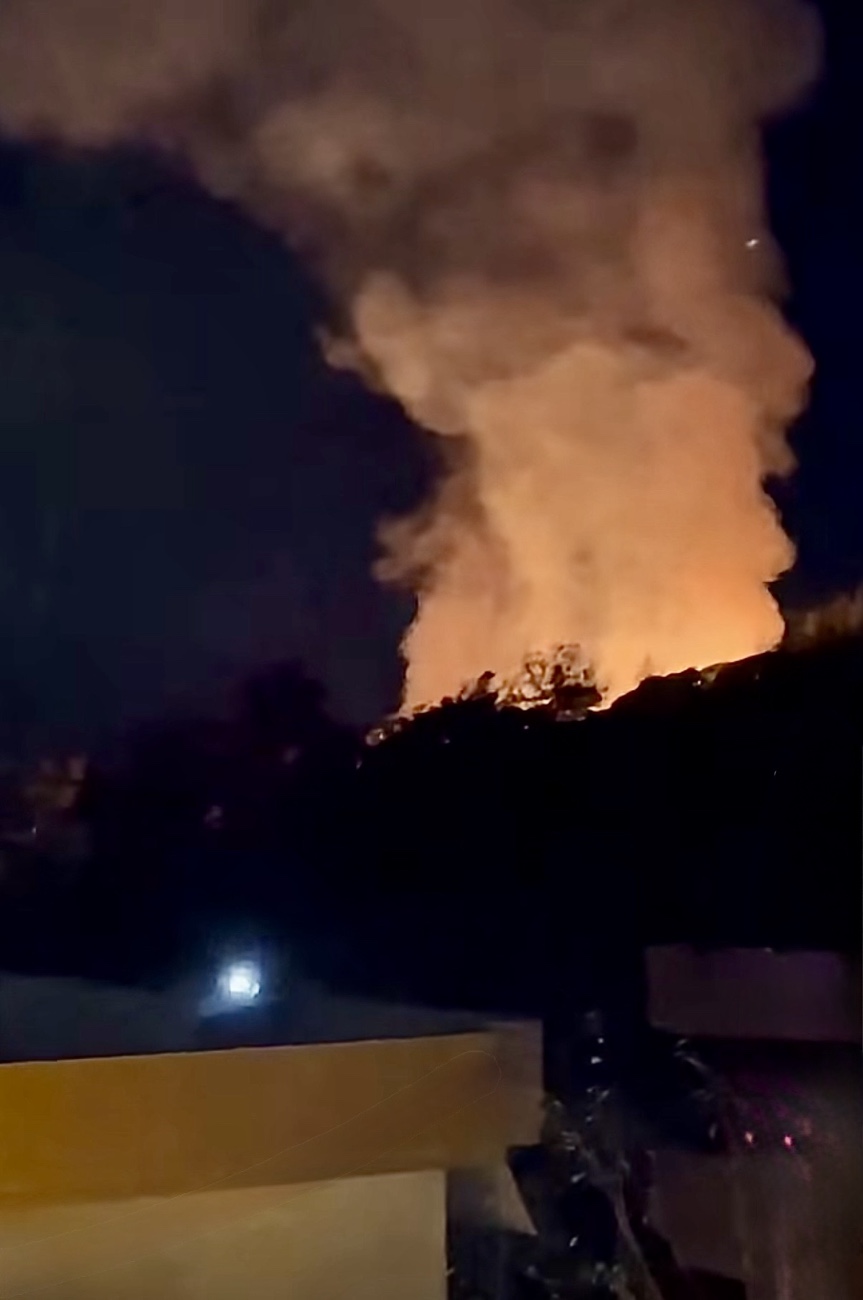 Πυρκαγιά κοντά σε κατοικίες στη Νέα Πέραμο