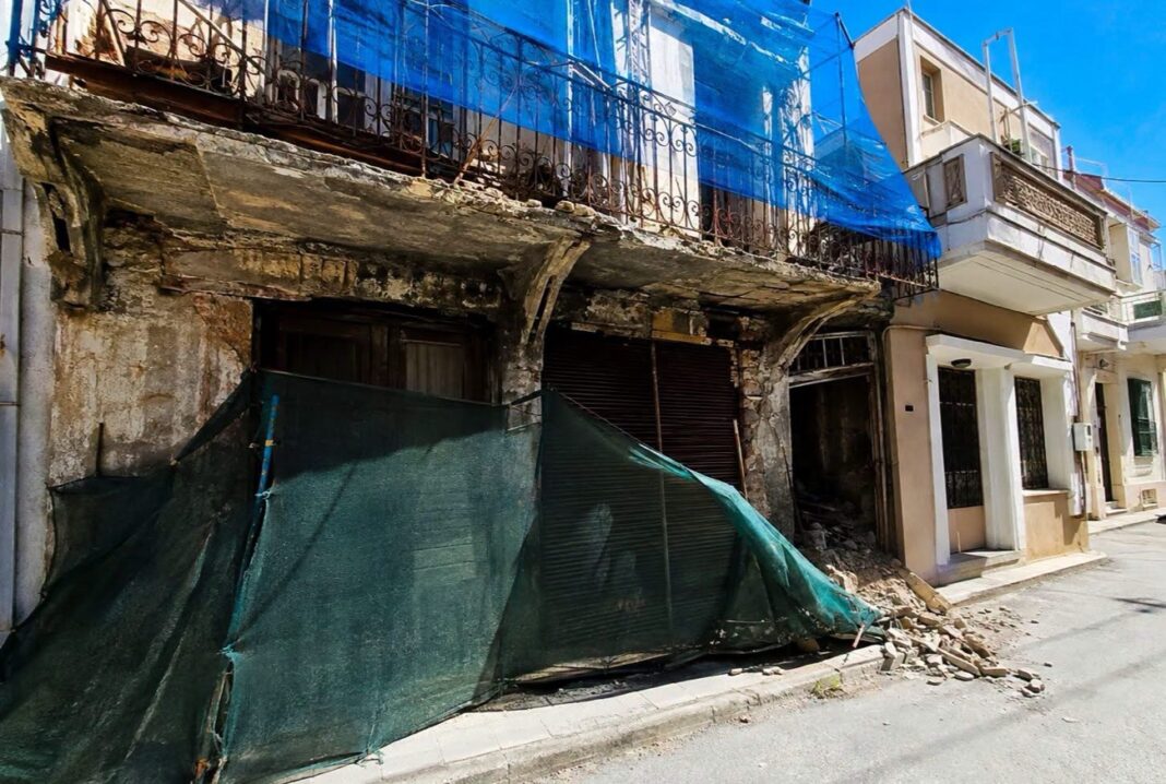 Κατάρρευση τμήματος μπαλκονιού στην οδό Εκάβης στην Καβάλα