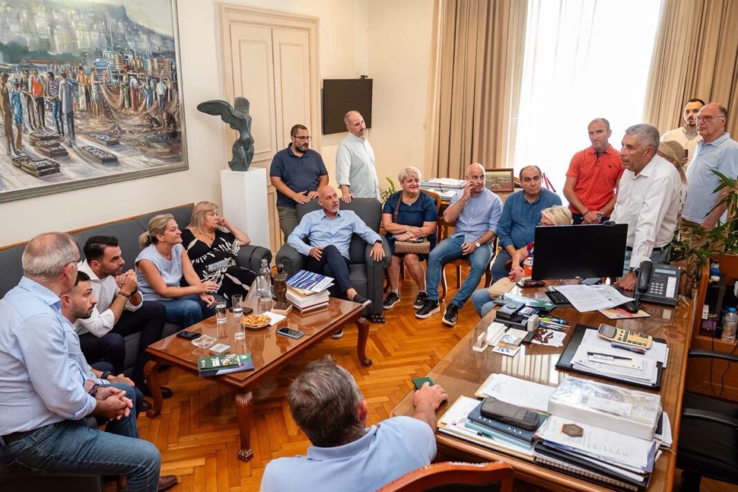 Επίσκεψη του βουλευτή Ανατολικής Αττικής του ΠΑΣΟΚ – Κίνημα Αλλαγής, Μανώλης Χριστοδουλάκης, στο Δημαρχείο Καβάλας