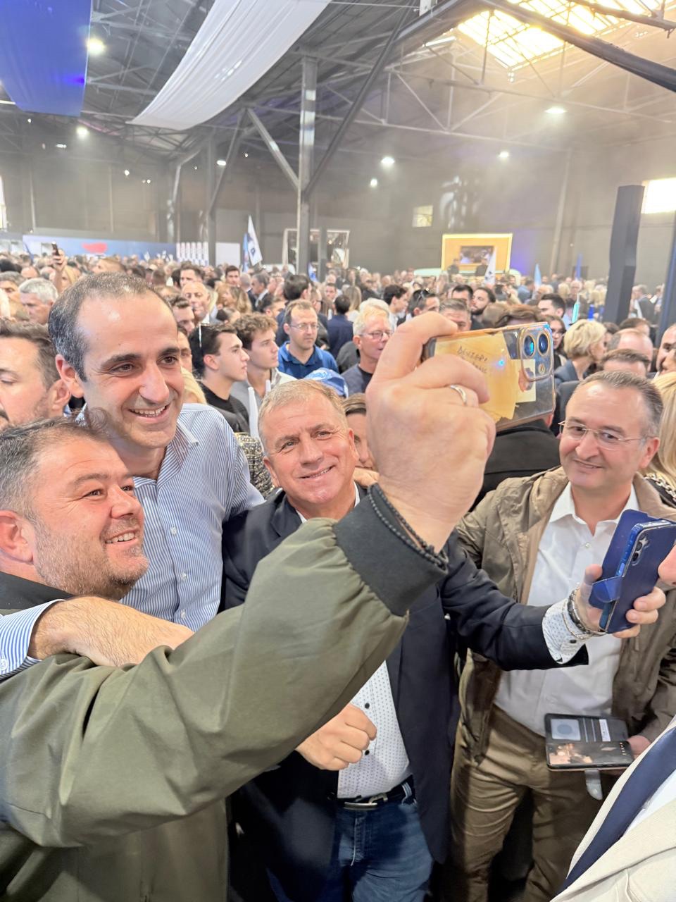 Η θερμή υποδοχή στον Γρηγόρη Δημητριάδη στην εκδήλωση για τα 52 χρόνια της ΝΔ
