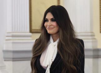 Ο Λευκός Οίκος ζήτησε από την Κίμπερλι Γκίλφοϊλ να παραιτηθεί: Υπήρξε πολύτιμο μέλος, της ευχόμαστε κάθε επιτυχία